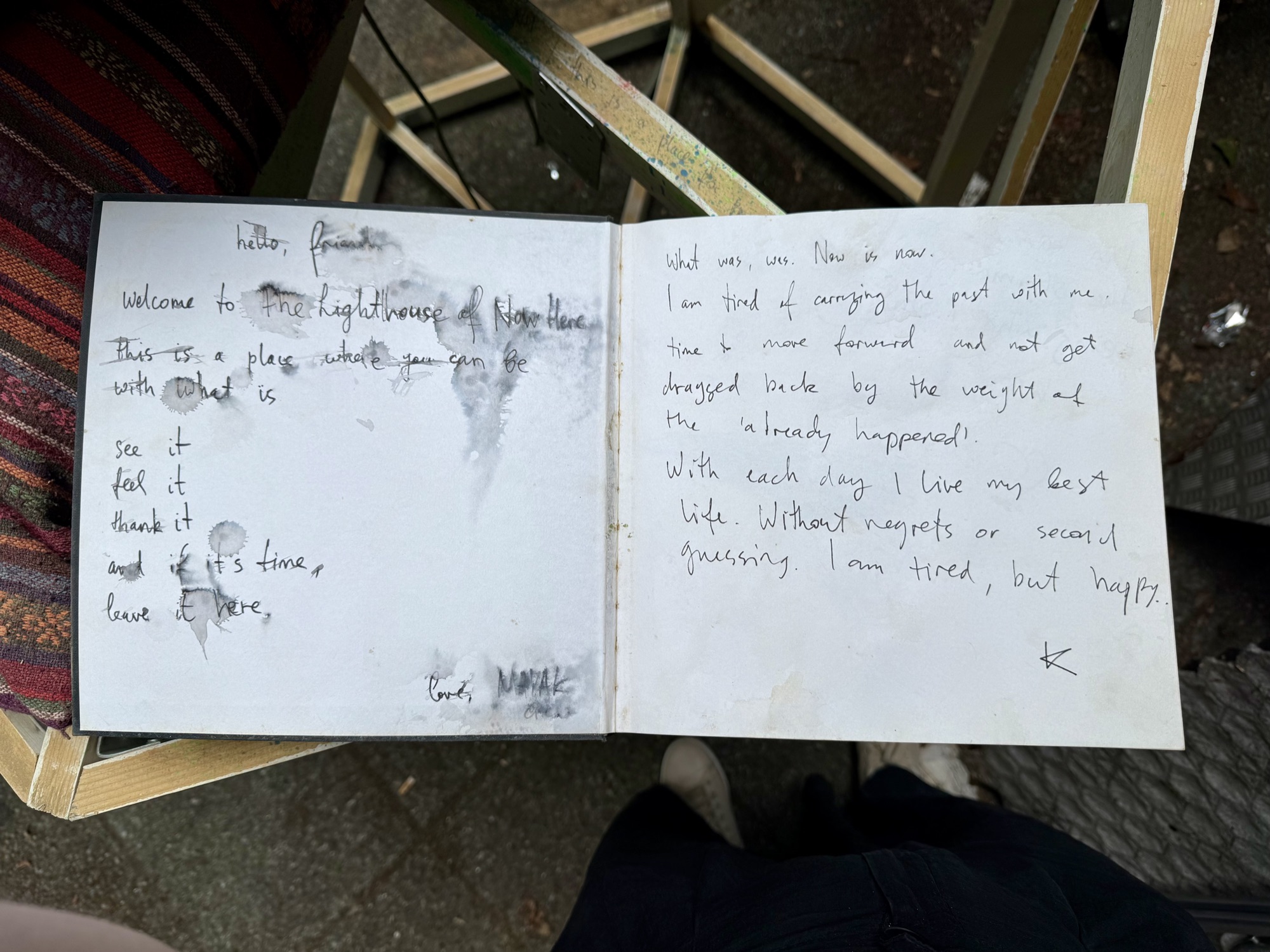 The first spread of the book: a welcome note and a visitor's message