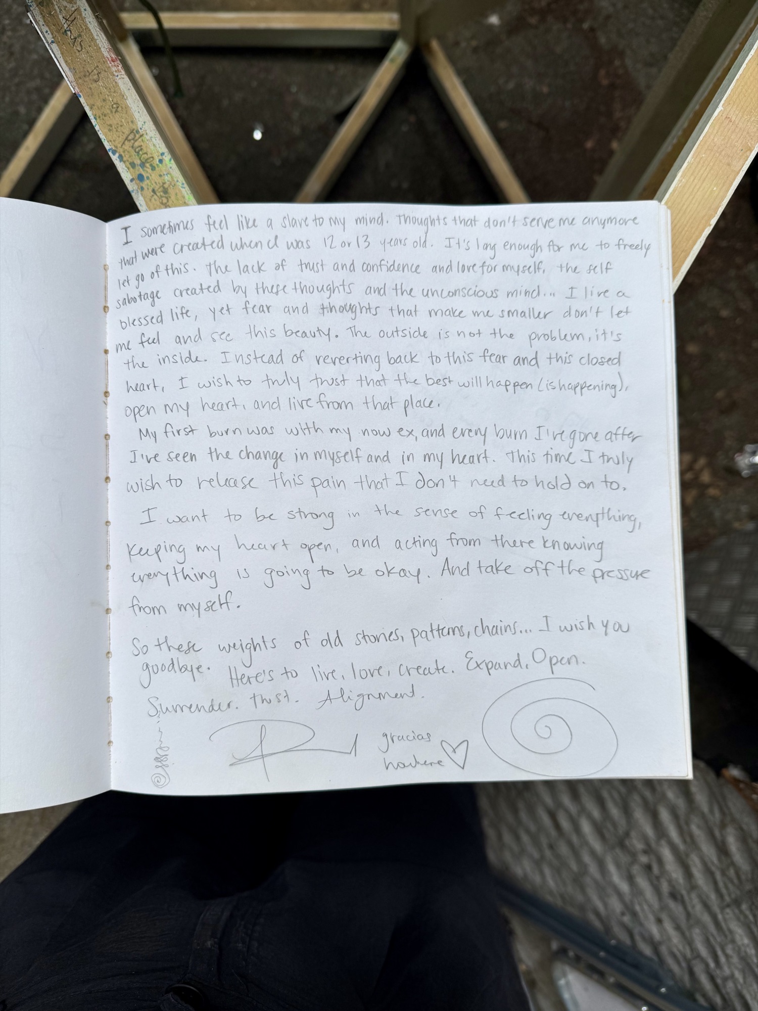 A page from the book with handwritten messages from visitors